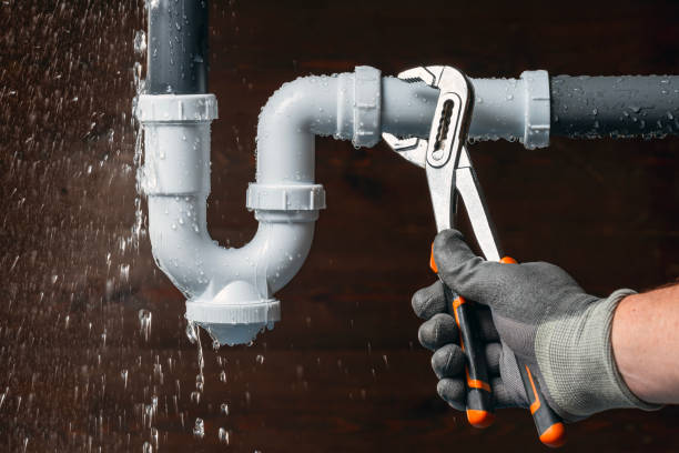 Professional Emergency Plumber technician working in Avon, IL